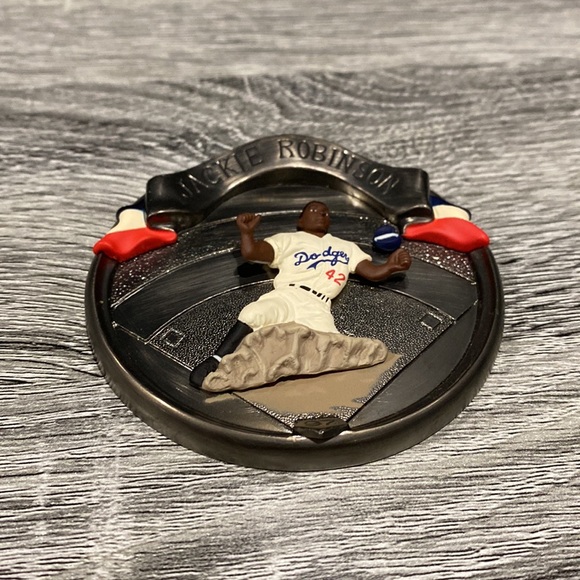 Hallmark | Baseball Heroes: Jackie Robinson (1997) - Keepsake Ornament - Picture 10 of 11
